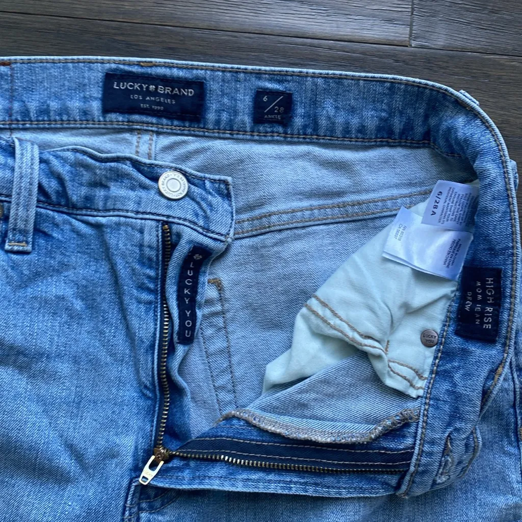 LUCKY BRAND High Rise Mom Jean Womens Sz 28 Light Wash Blue - Image 3