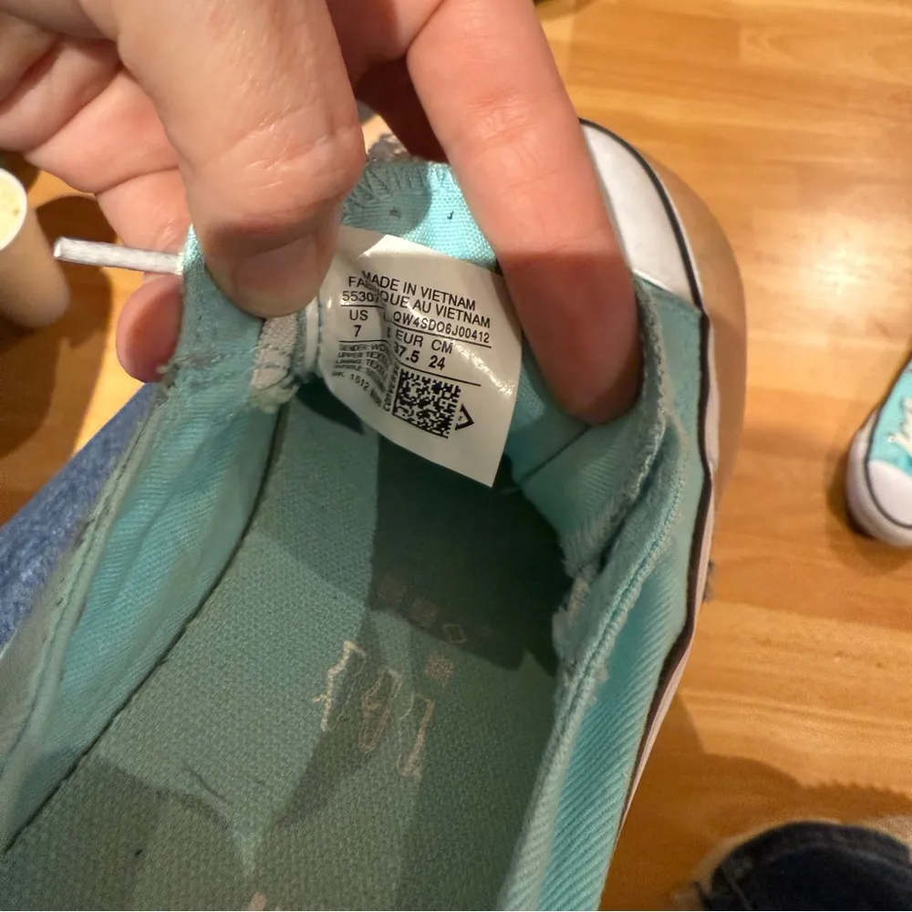 Converse  size 7 teal in color - Image 2