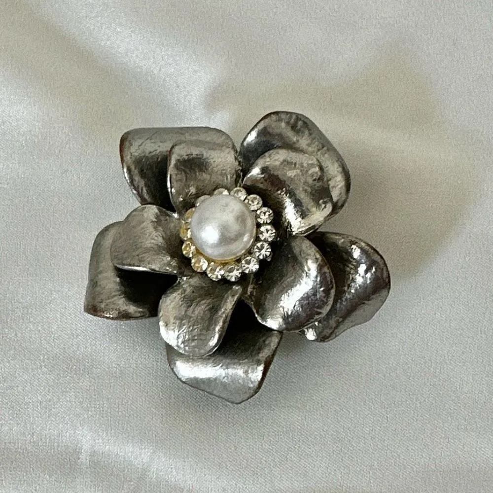 Silver tone faux pearl rhinestone flower adjustable ring - Image 4