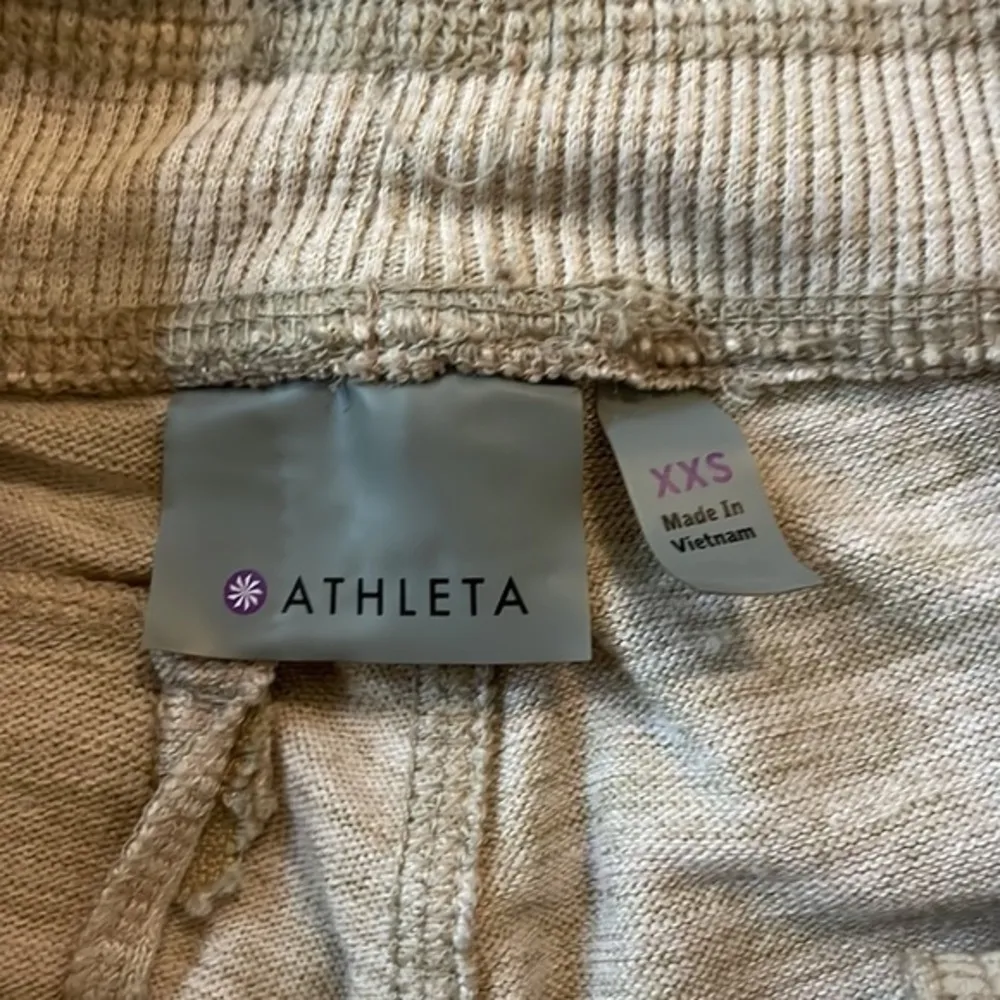 Athleta Cream Rolled Hem Athleisure Shorts - Image 4
