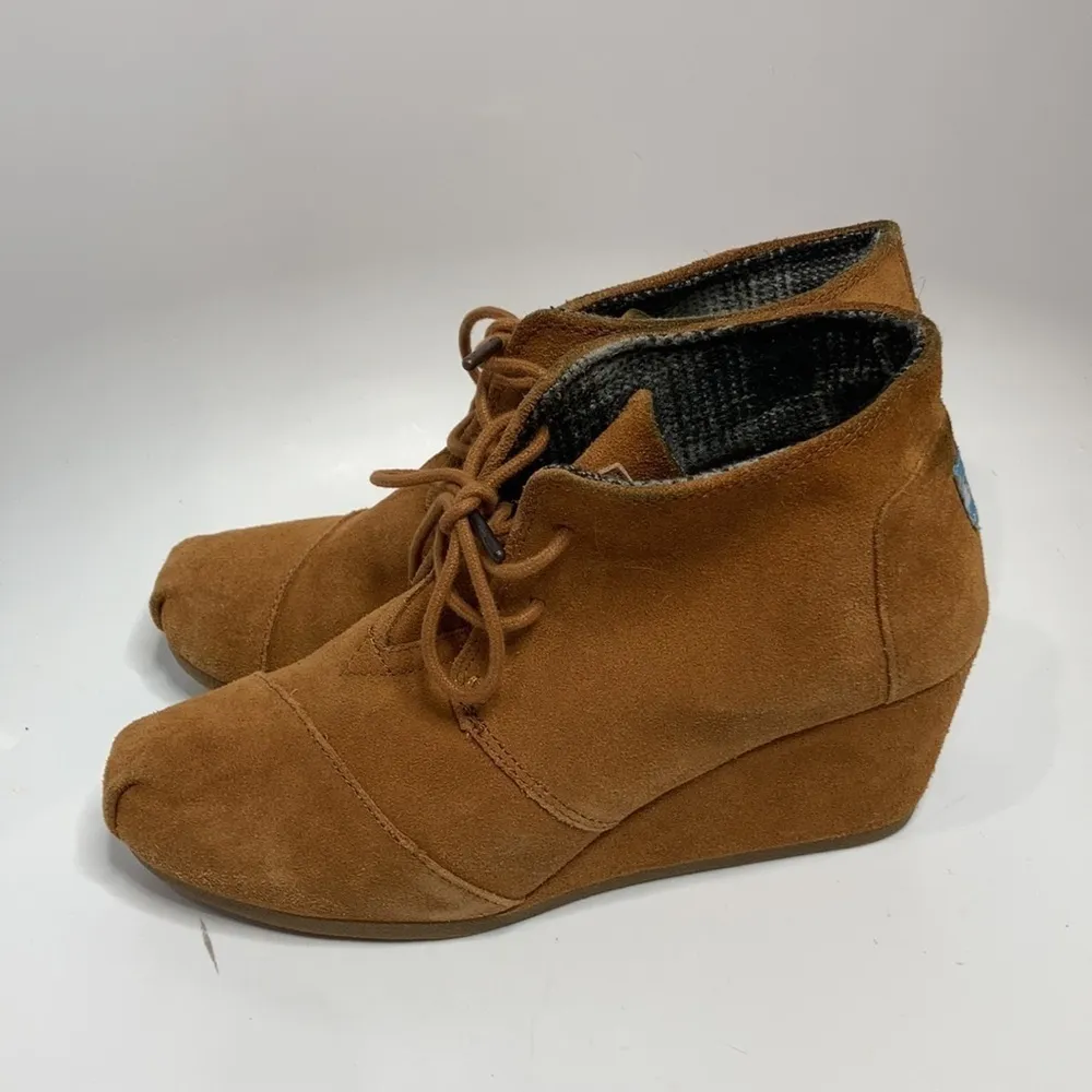 Toms‎ suede desert wedge Booties in chestnut size 8.5 - Image 5