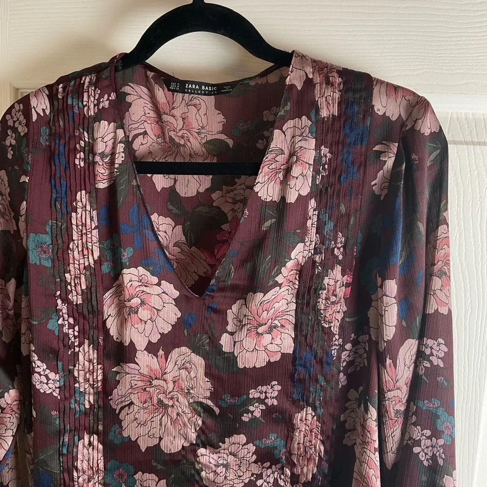 Zara Basic collection Floral V-Neck Blouse - Pink and Blue size medium - Image 2
