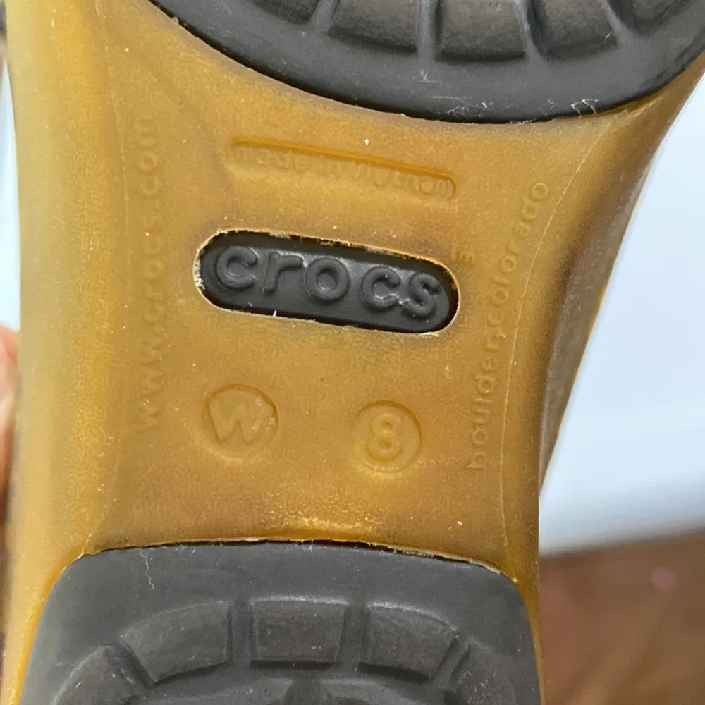 Crocs Espresso & Gold Carlisa Animal Mini Wedge shoes size 8 - Image 7