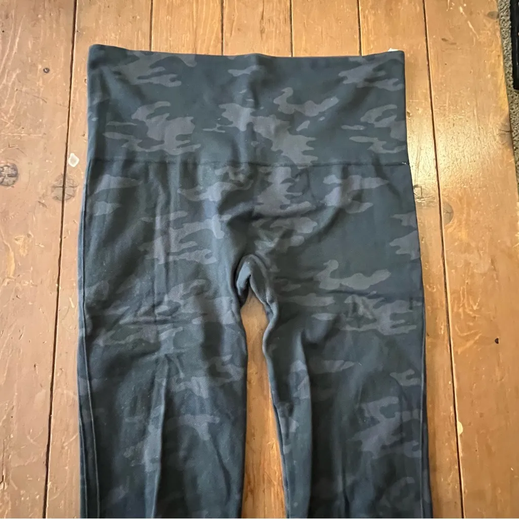 Spanx Look At Me Now Seamless Leggings in black camouflage print - Image 2
