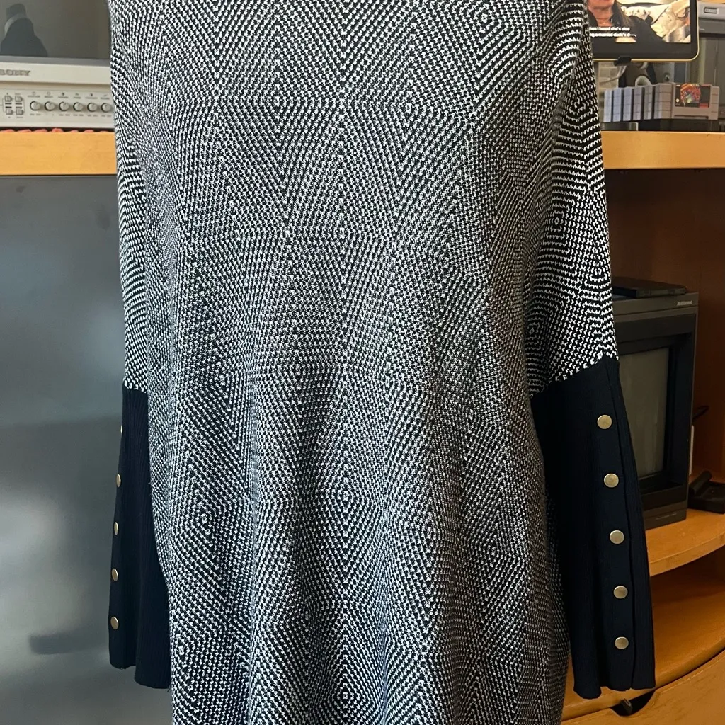 Black and White Geometric Patterned Sweater - Image 4