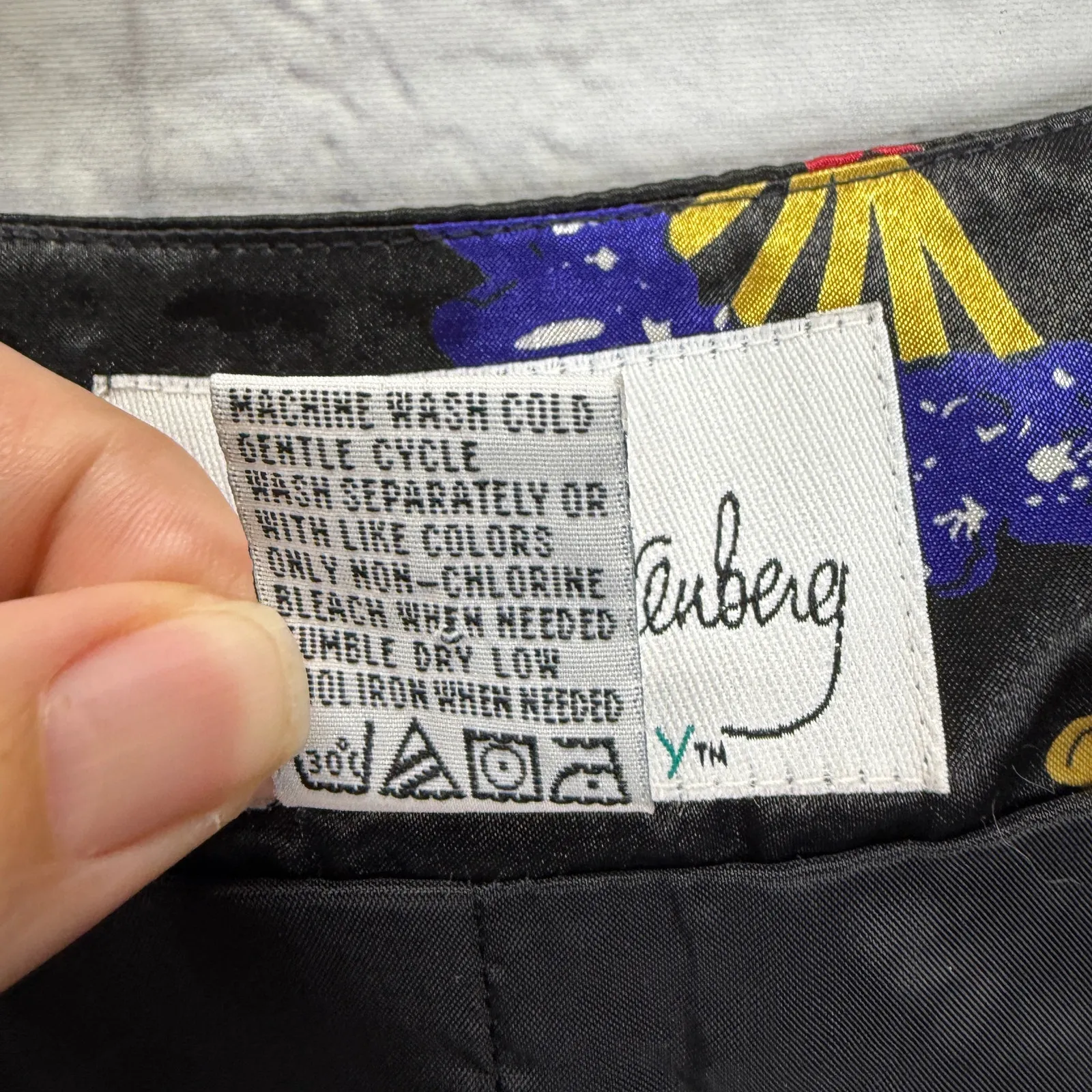 Vintage Diane Von Furstenberg Silky Vest Size M Black Crown Fan Victorian - Image 5