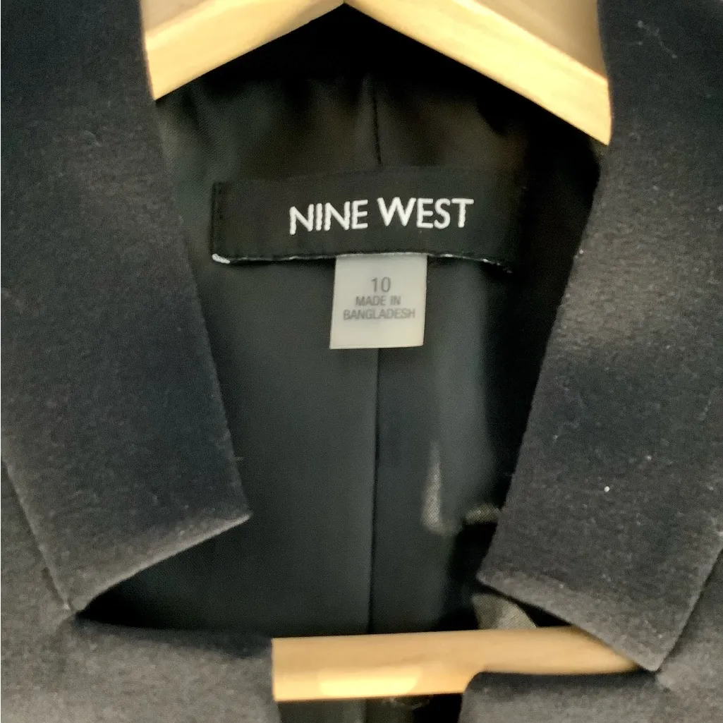 Short black blazer -EUC 🌺 - Image 4