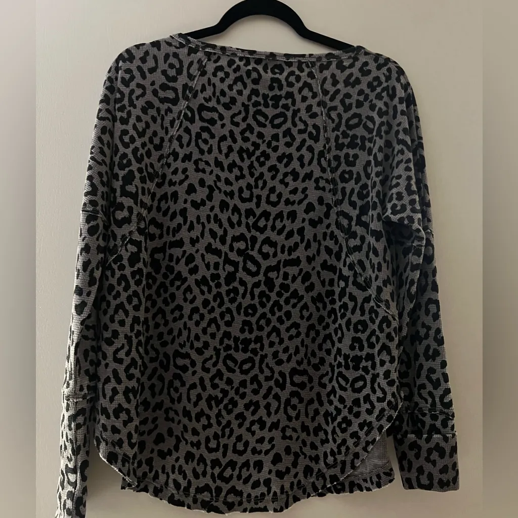 Lucky Brand  Gray Leopard Print Sweatshirt Size Medium - Image 4