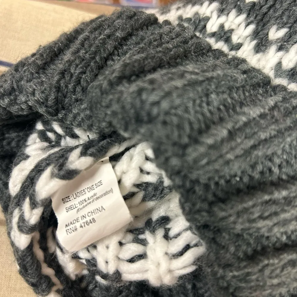 Igloos Thermal Grey and White Snowflake Pattern Pom Pom Beanie Gray - Image 3