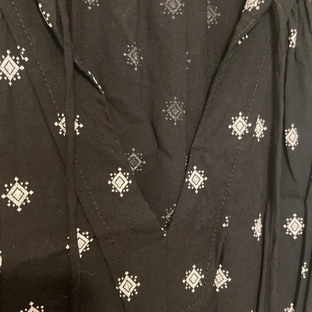 Old Navy Black/White Diamond Print V- neck Tie Neckline Sleeveless Dress Medium - Image 3