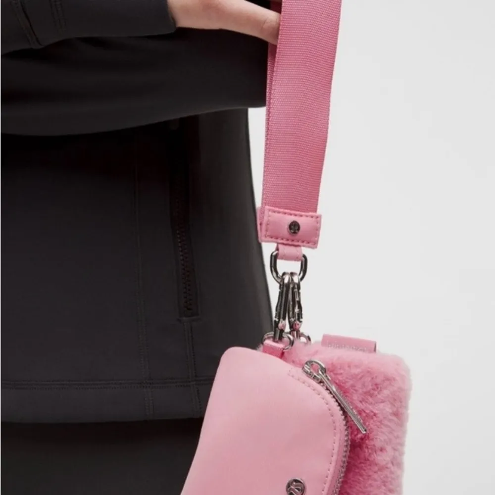 NWTs  Dual Pouch Wristlet Pink Plush Fleece - Image 2