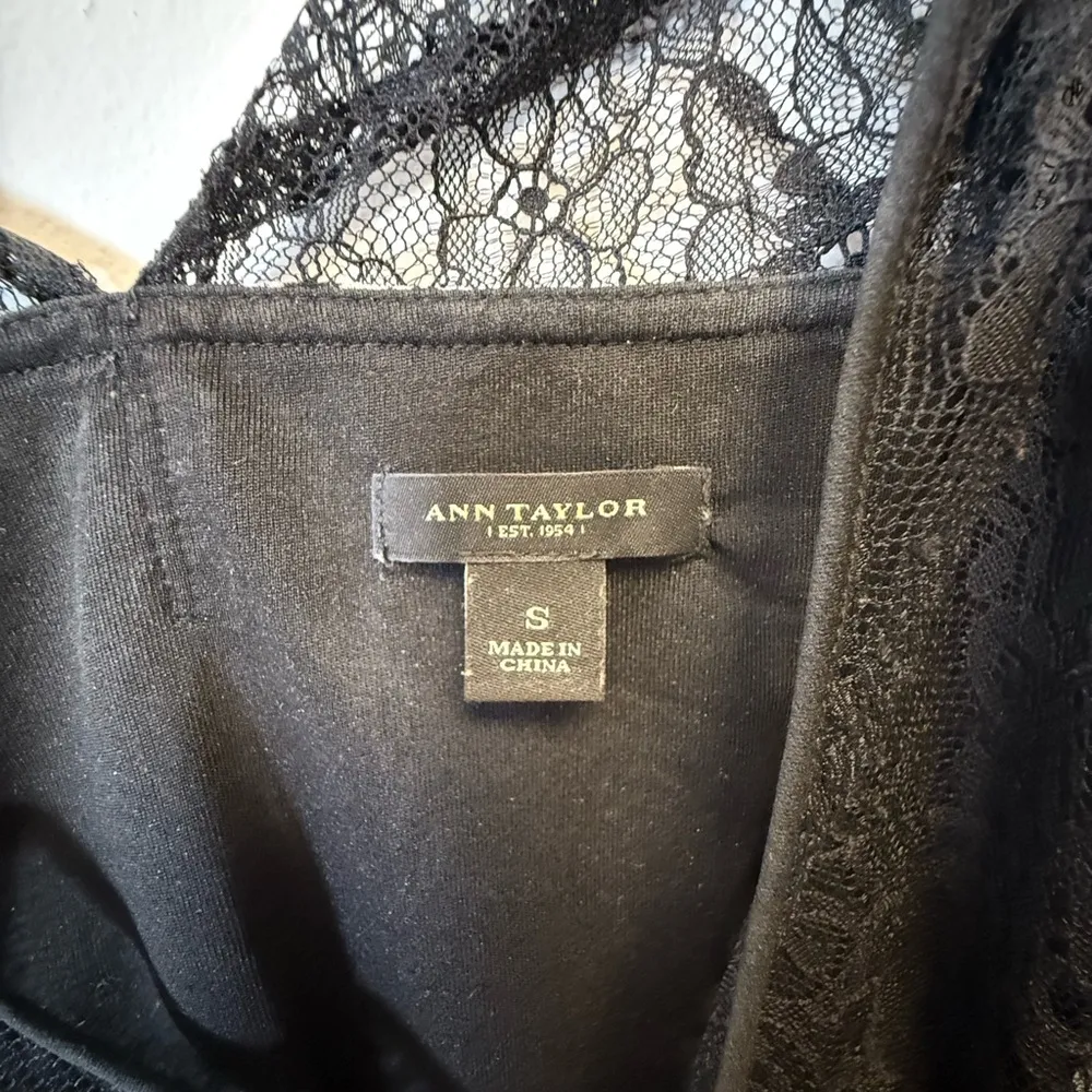 Ann Taylor Short Sleeve Blouse Black And White Floral Lace Women’s Size Small - Image 6