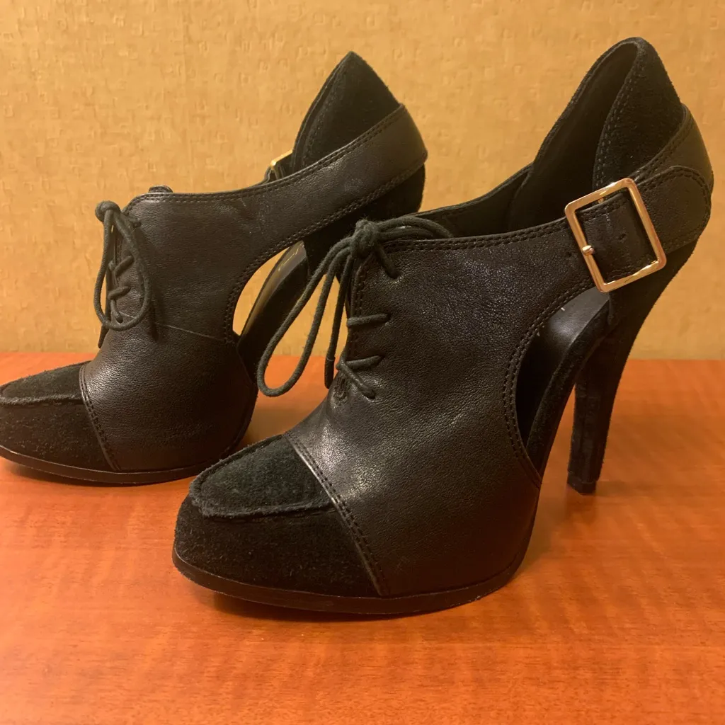 ELIZABETH AND JAMES
Suede T-Strap Pumps size 7B - Image 3