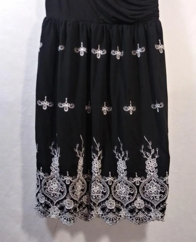 Le Lis Black Embroidered Dress Faux Wrap Bodice Size M - Image 3