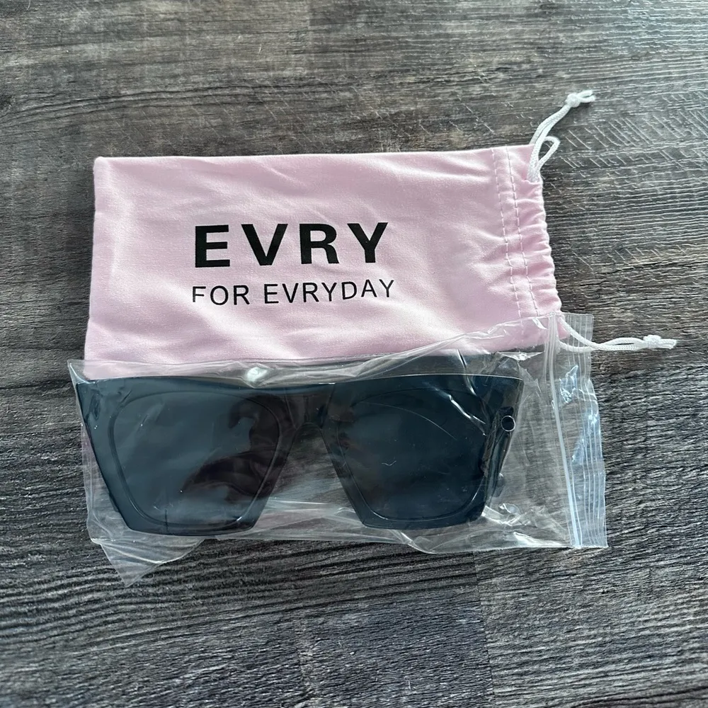 NEW Evry Jewels Sunglasses - Image 5