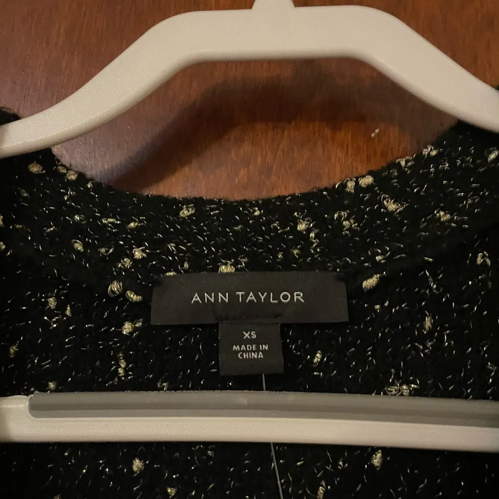 NWT Ann Taylor Black and Gold Shimmer Cardigan Sweater Size XS - Image 5
