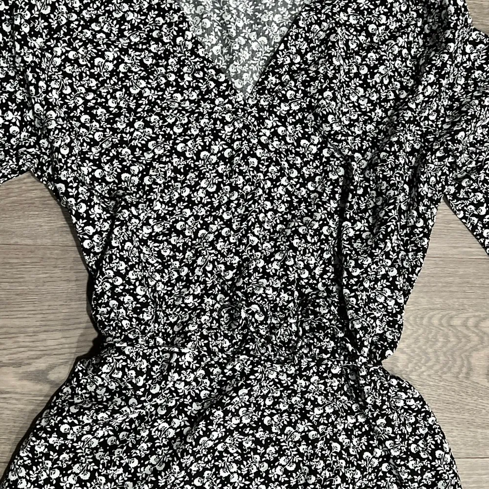 Women’s Old Navy Black & White Medium Long Sleeve Floral Flower Top - Image 3