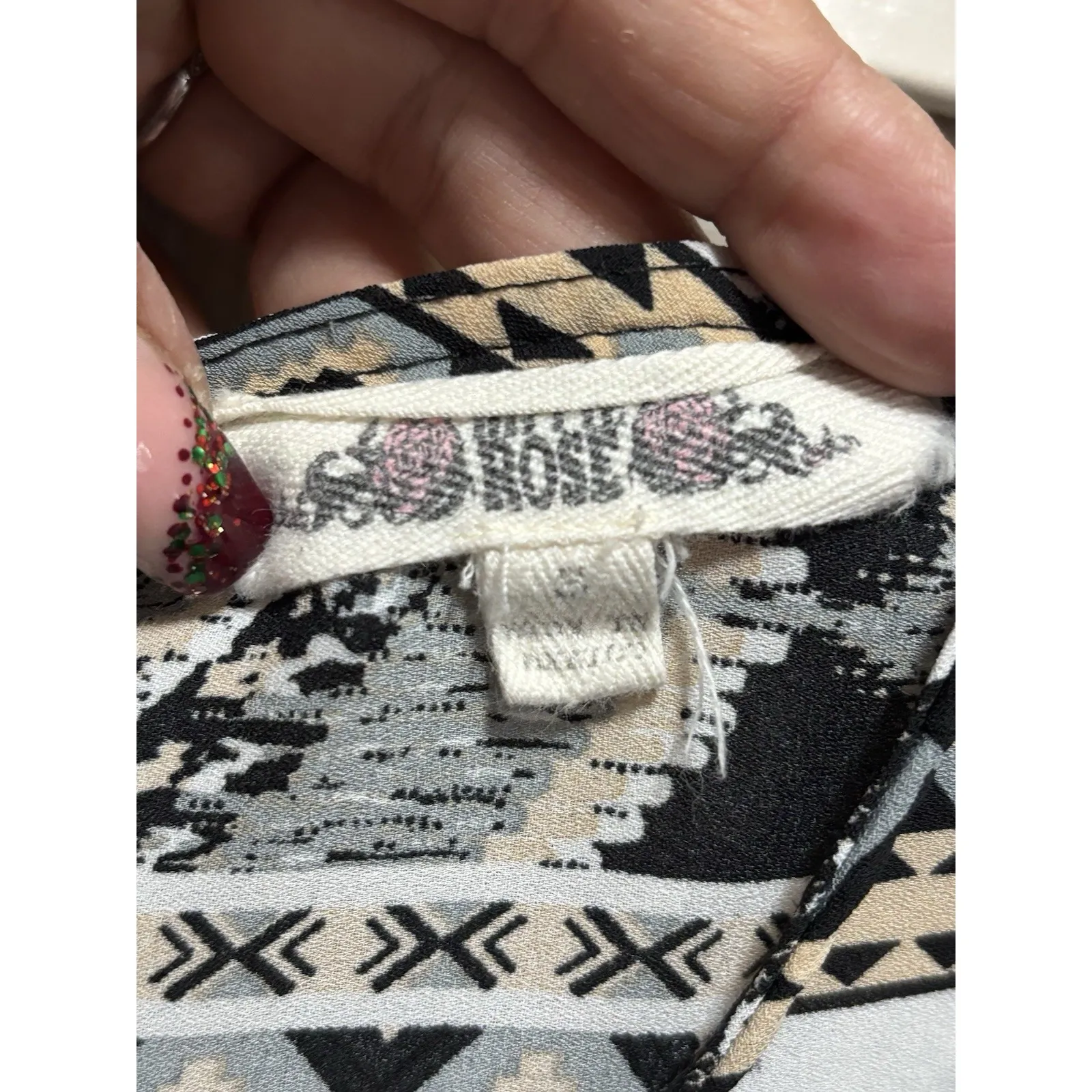 Hippie Rose Aztec‎ Chiffon Zip Back Blouse Size Small Short Sleeve Blk/Tan Boho - Image 3