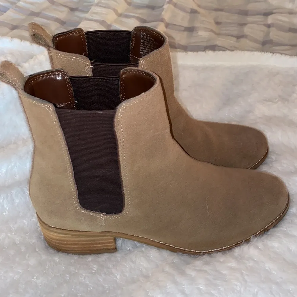 Gap  Chelse Booties size 6 - Image 3