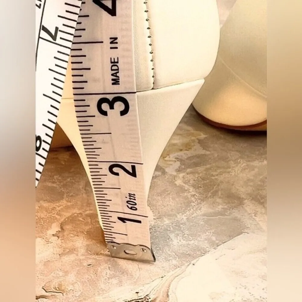 Women Carriage Court casual comfortable luxu white shoes Size 6M. - Image 4