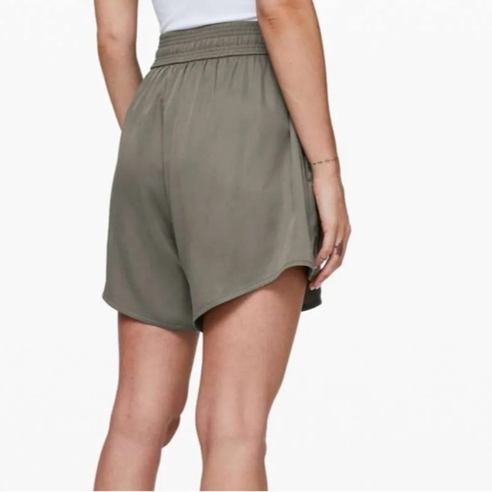 Lululemon Feeling Femme Short Size 4 - Image 9
