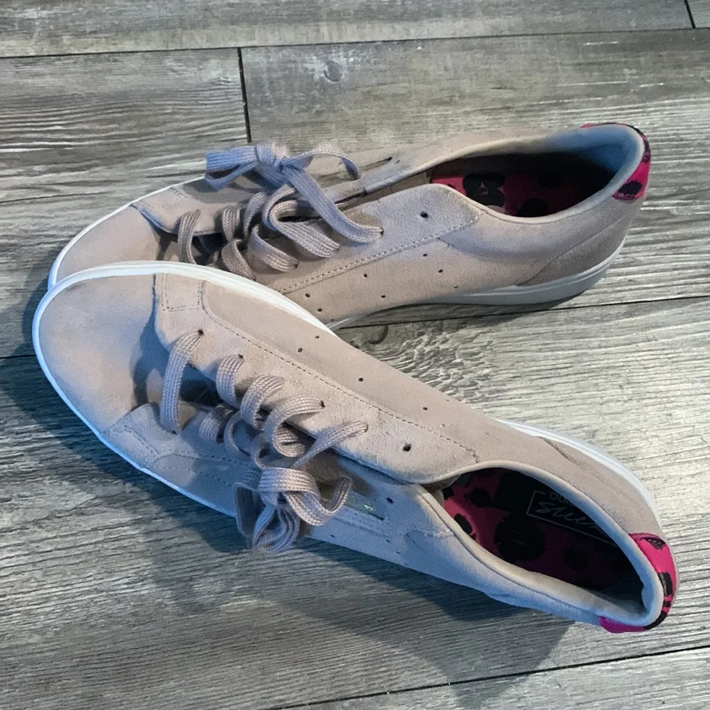 Stylish Women’s Adidas Tennis Shoes – Size 10.5, Court Ready - Image 4