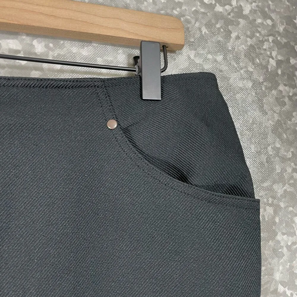 Urban Outfitters Women's Black Straight Mini Skirt - Size Large - Exposed Zipper - Image 2