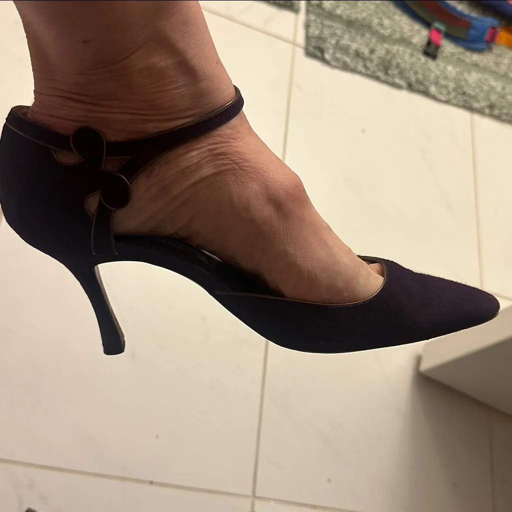Manolo Blahnik Dark Purple suede gold edges strap detail Euc Heels $585 39 9 - Image 10