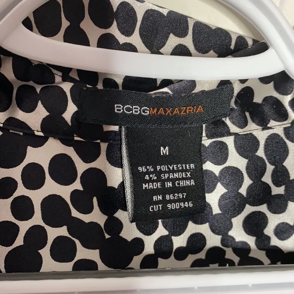 BCBGMaxAzria polka dot satin short sleeve blouse size M - Image 7