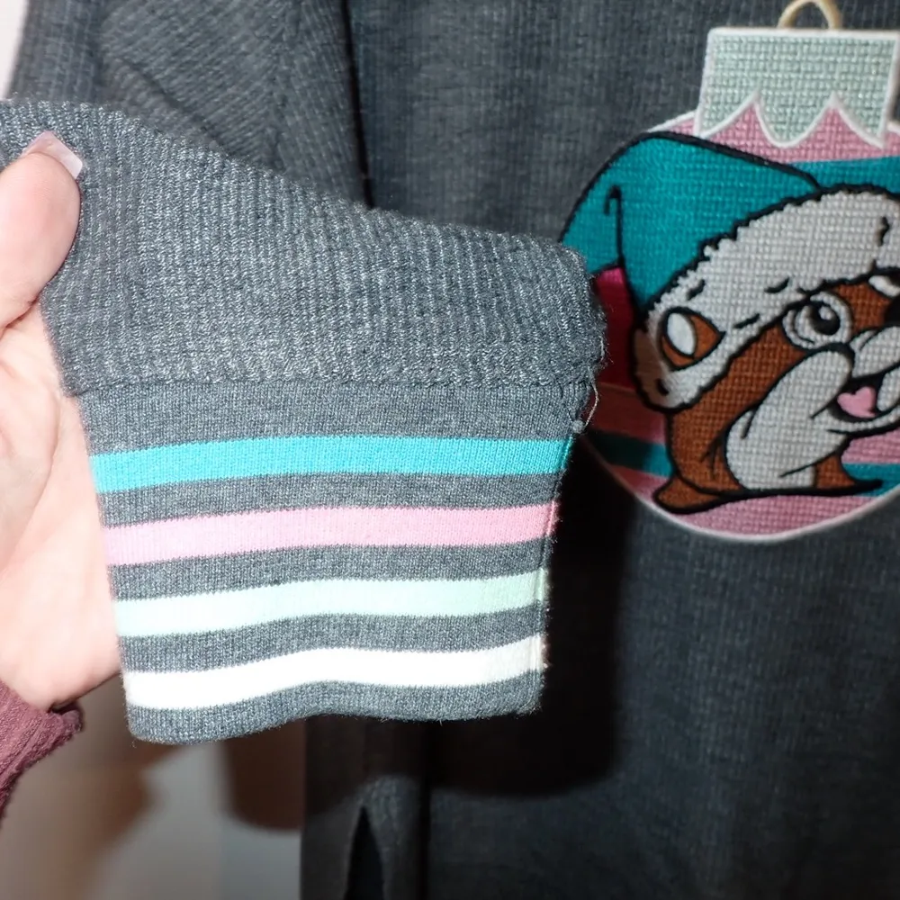 Buc-ee’s Women’s Christmas Ornament Sweatshirt size XL - Image 3