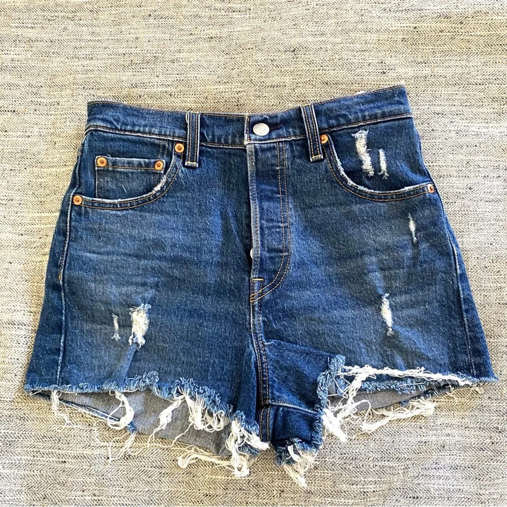 Levi’s premium ribcage shorts high waist distressed Frayed hem denim sz 26 - Image 3
