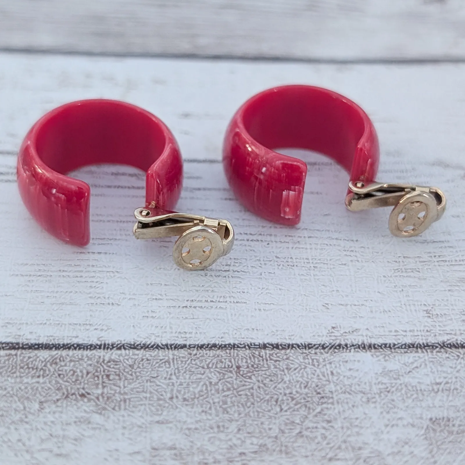 Vintage Clip On Earrings Red Marbled? Hoops Retro - Image 4