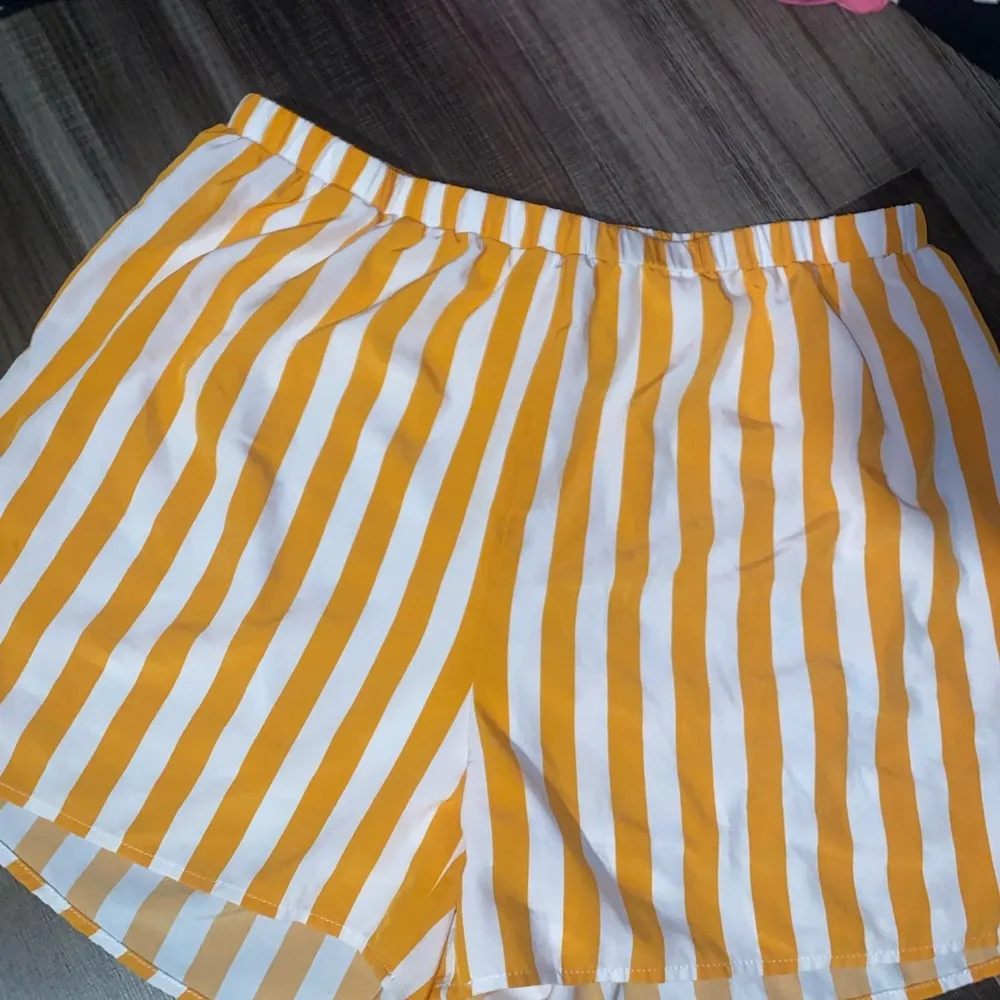 SHEIN Yellow and White Athletic Shorts with Vertical Stripes - Image 4