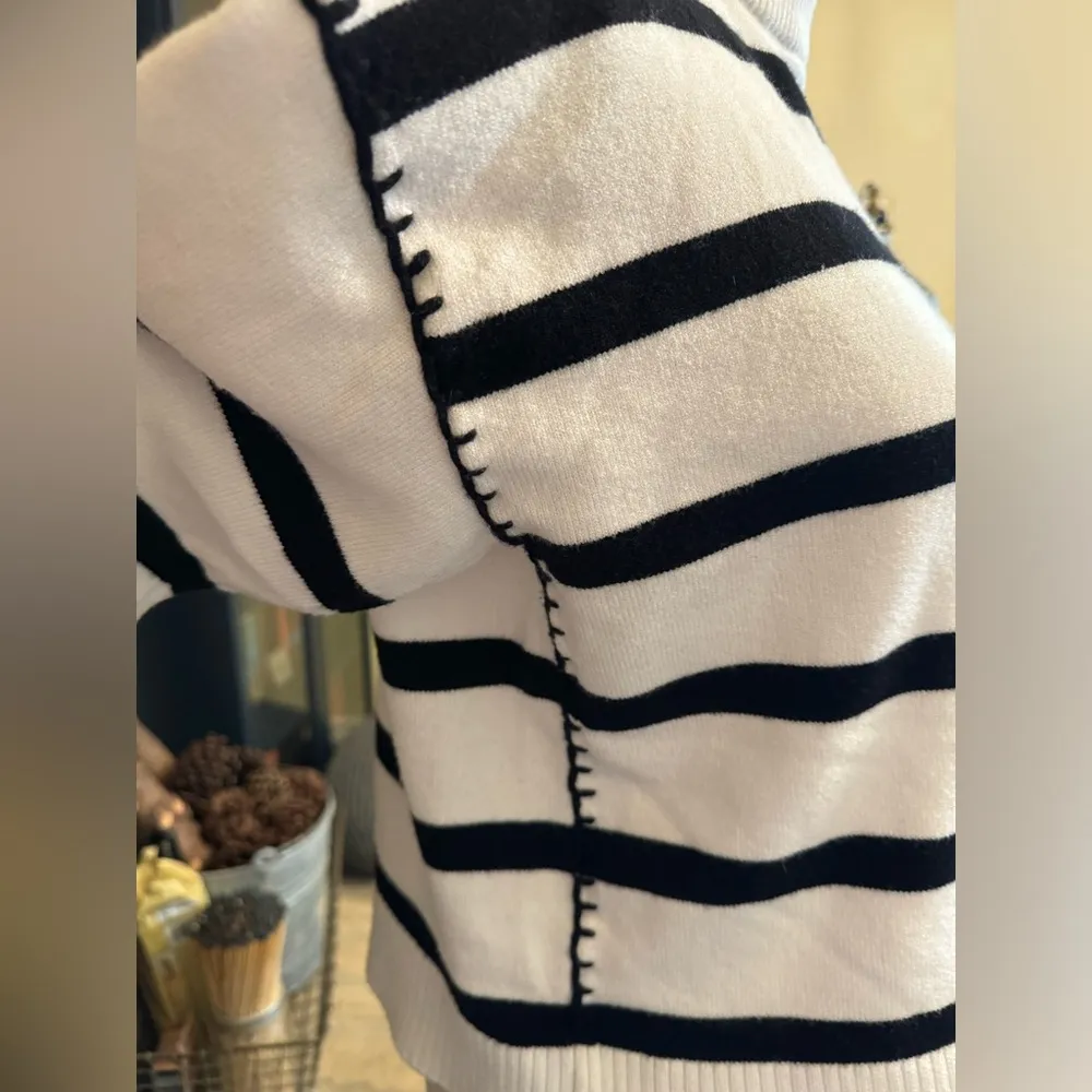 TAHARI Black & White Pullover Stripe Sweater w/ Thick Stitch Decal - Large - Image 4