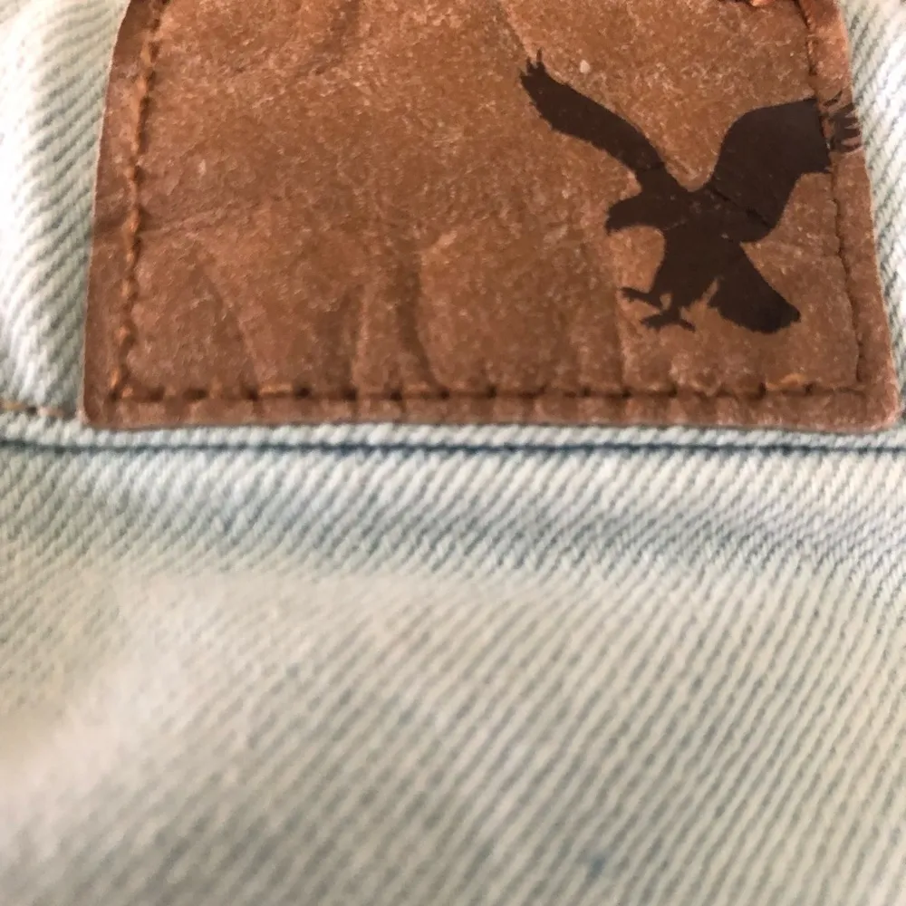 AE Mid Rise Curvy Denim Mini Skirt Size 8 W/Fringe Hem Button-Fly Light Wash - Image 7