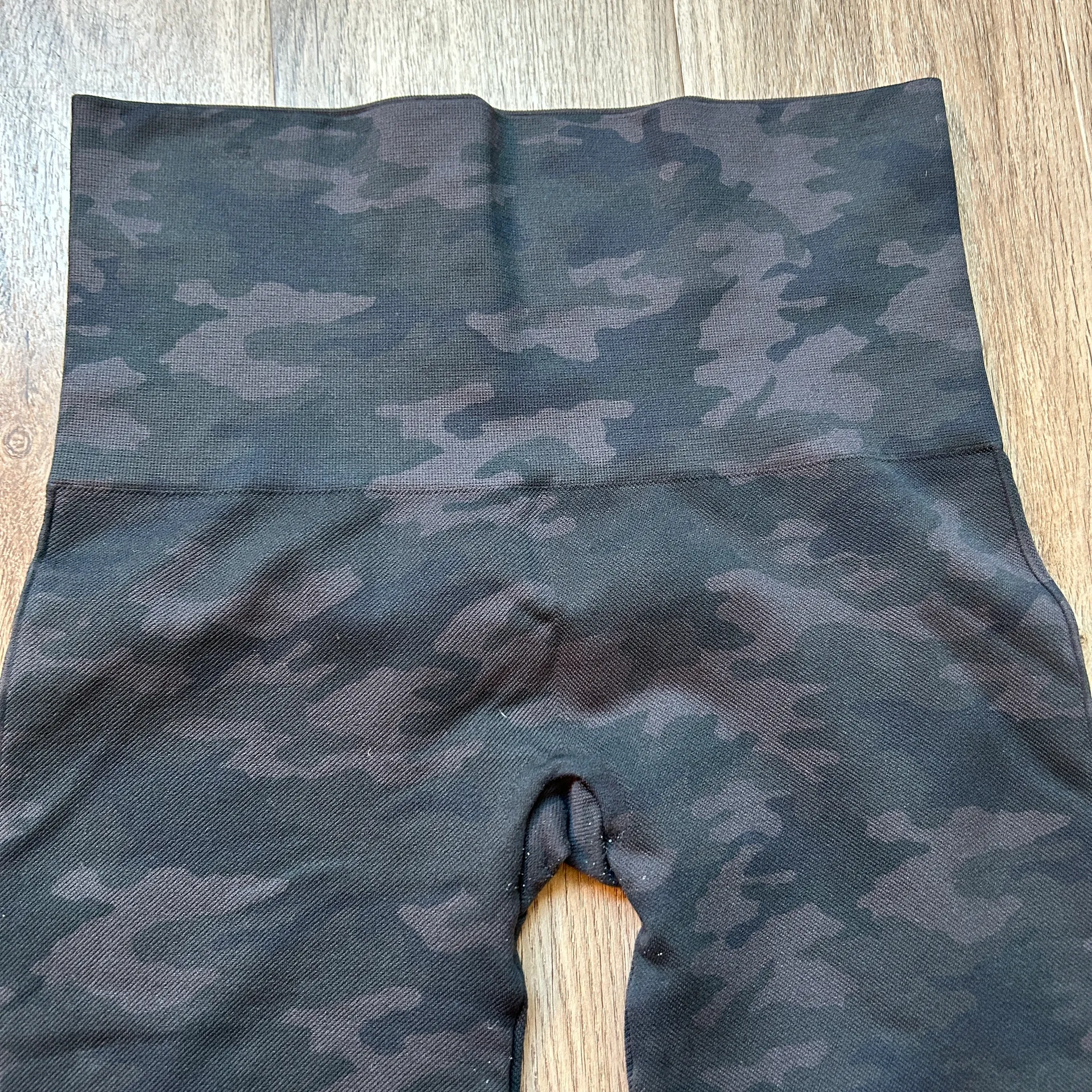 Black Camo Look at Me Now Seamless Cropped Leggings Size L - Image 4