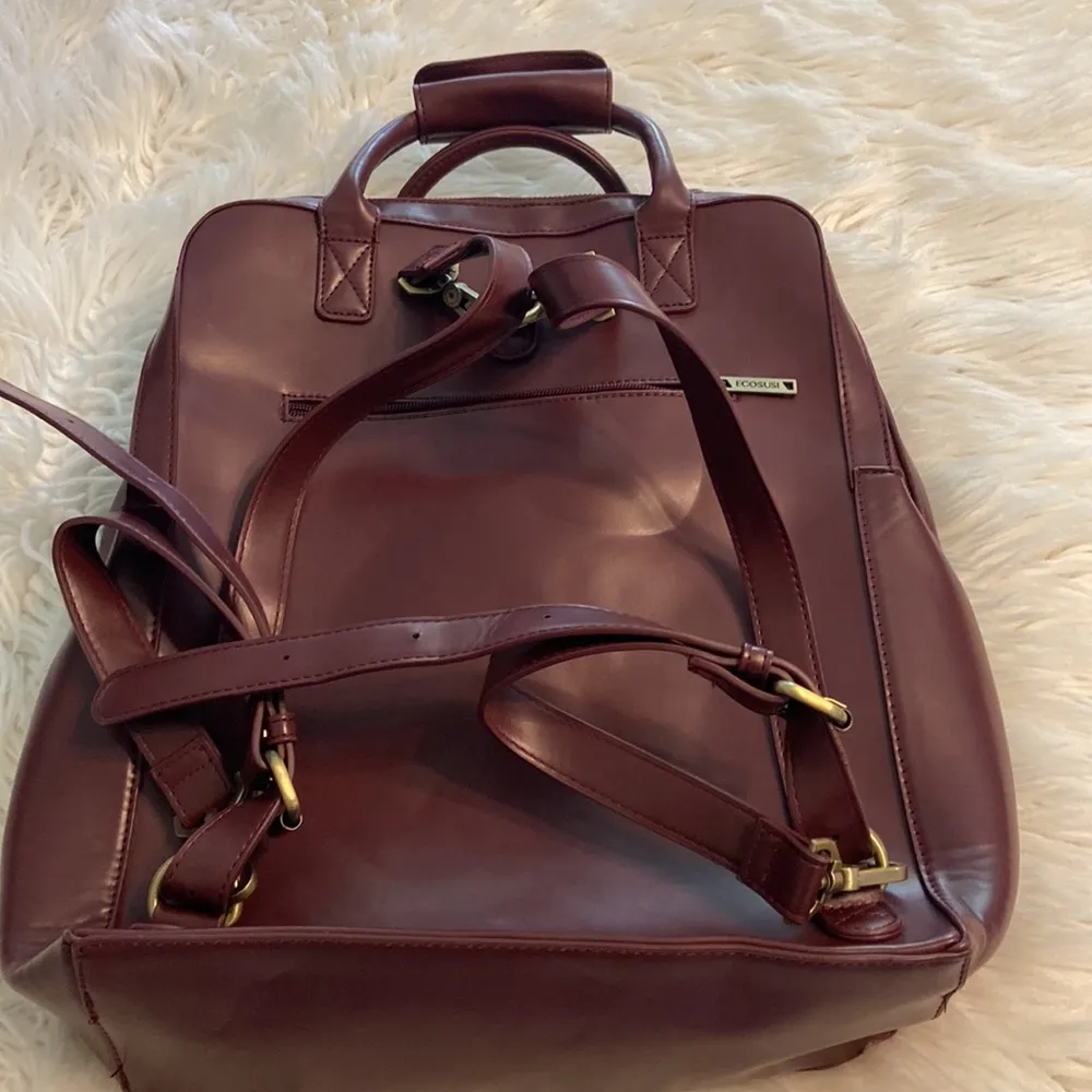 ECOSUSI BACKPACK BNWOT FUX LEATHER COMP SPACE LOTS OF ZIPPERS SEE ALL PHOTOS - Image 3