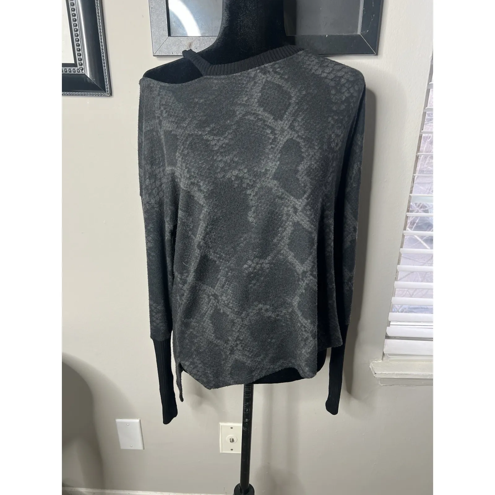 red haute top Snake Pattern Cold Shoulder Small Thumb Holes - Image 3