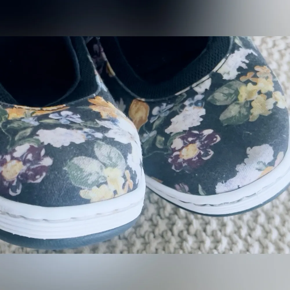 Dr. Martens Womens Askins Darcy Floral Black Canvas Shoes Size 7 - Image 4