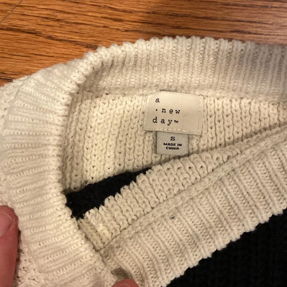 Slim fit sweater size small - Image 2