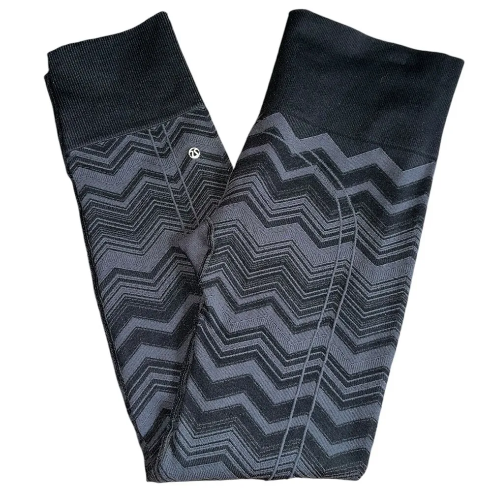 Lululemon Women’s Size 6 Black Gray Chevron Zig Zag Ebb To Street Pants Leggings - Image 4