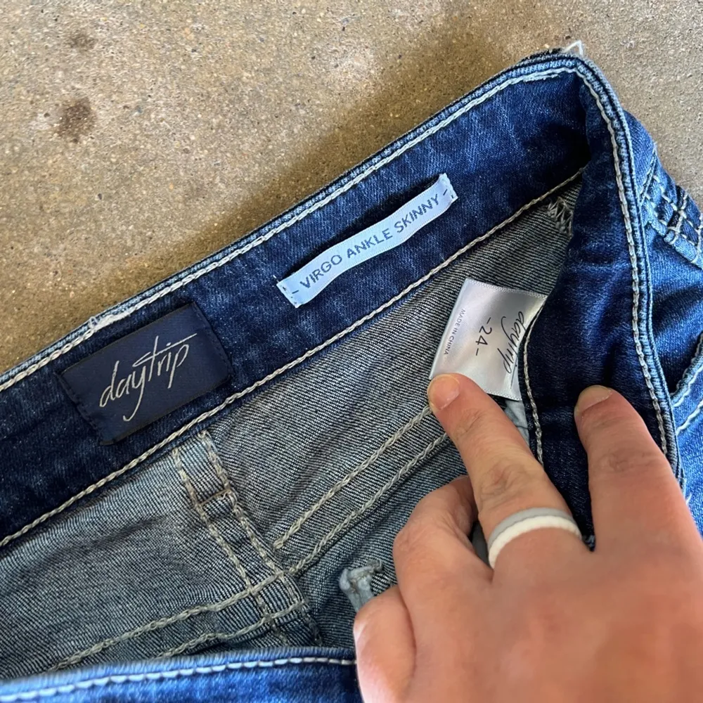 Daytrip from Buckle Mid Rise Universal Fit Virgo Ankle Skinny - Image 3