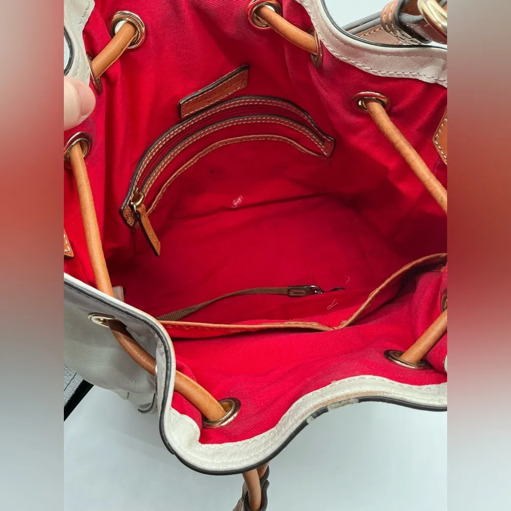 A Rare Out Of Stock Vintage Dooney & Bourke White Drawstring Leather Handbag - Image 6