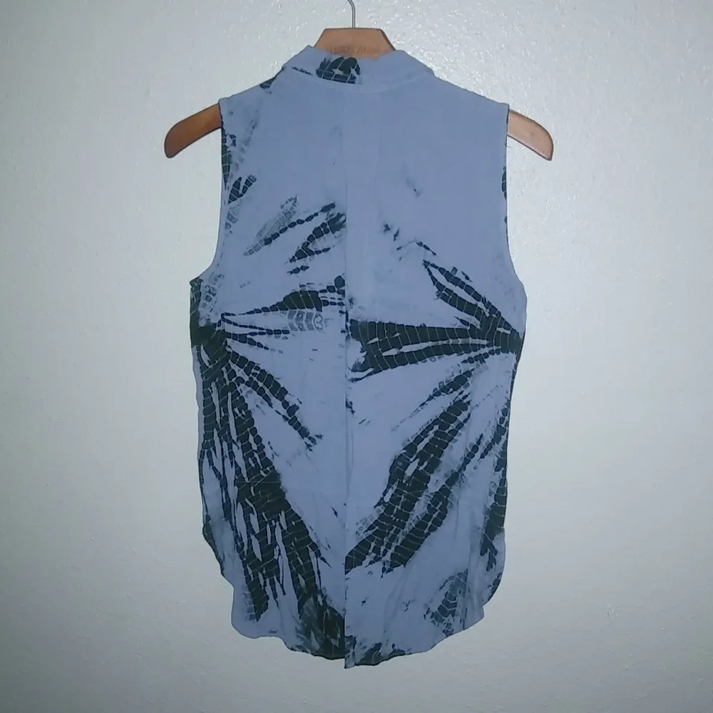 Rock & Republic S Sleeveless Tie Dye Blue Button Down Top - Image 10
