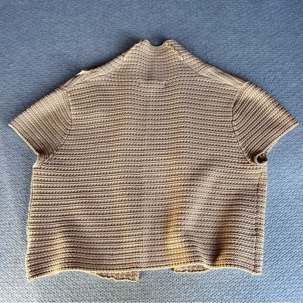 Vintage Cabi Tan Beige Crochet Knitt Short Sleeve Rosette Open Sweater Cardigan - Image 5