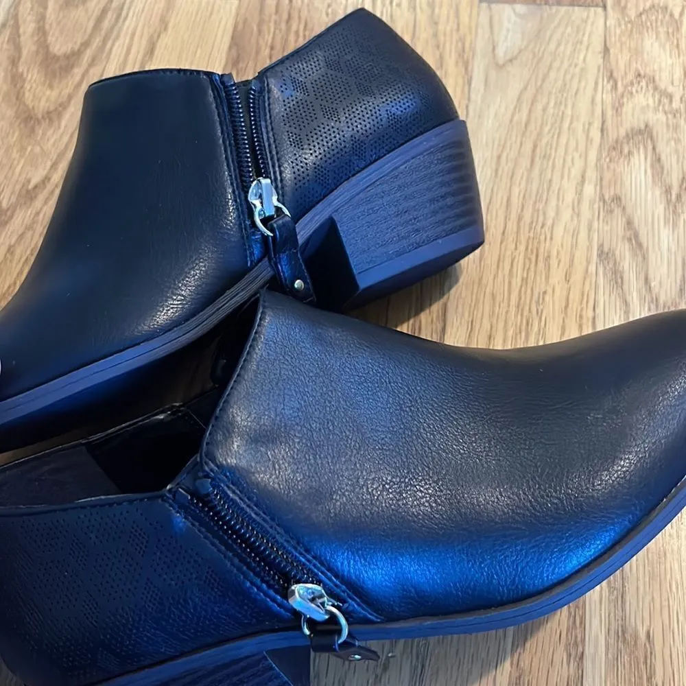 Dr. Scholl’s Black Short Booties w/ Memory Foam & Subtle Geometric Design - Image 11