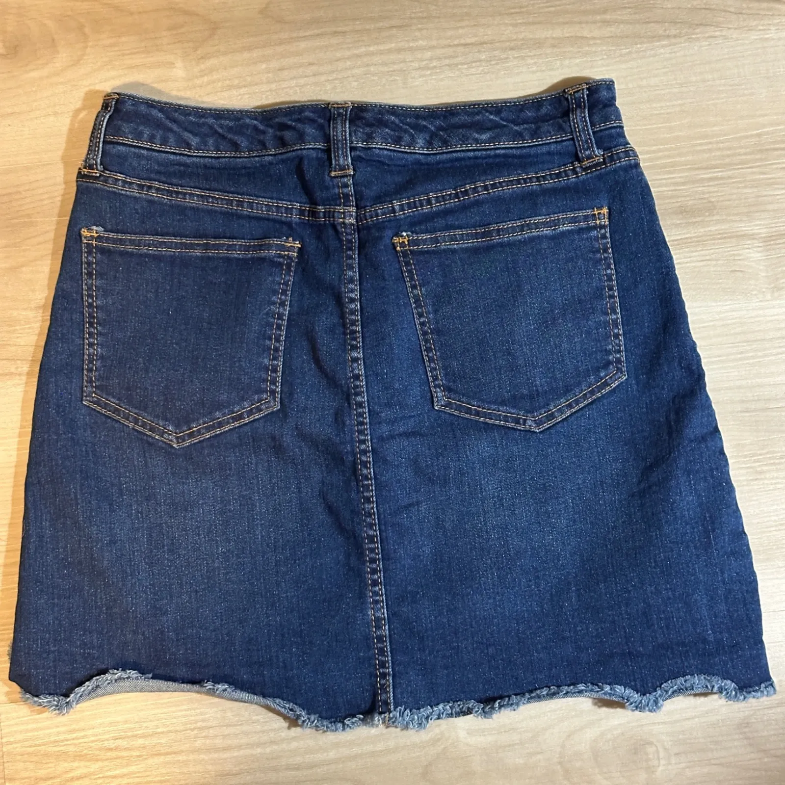 Universal Thread Denim Mini Skirt Frayed Hem Dark Wash‎ Womens Size 4/27 - Image 4
