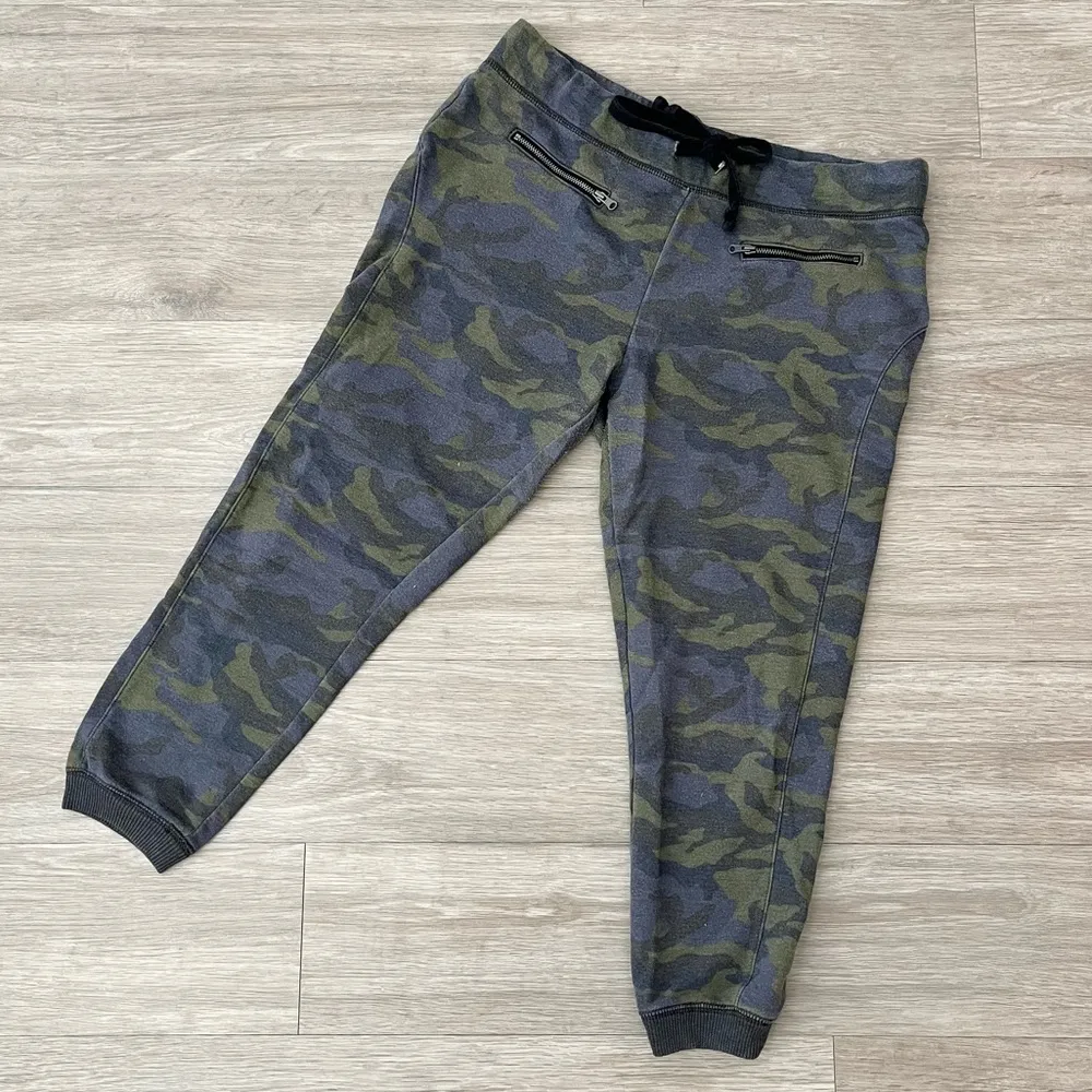 American Eagle Outfitters Vintage Camo Cropped Fleece Jogger Size Medium - Image 4