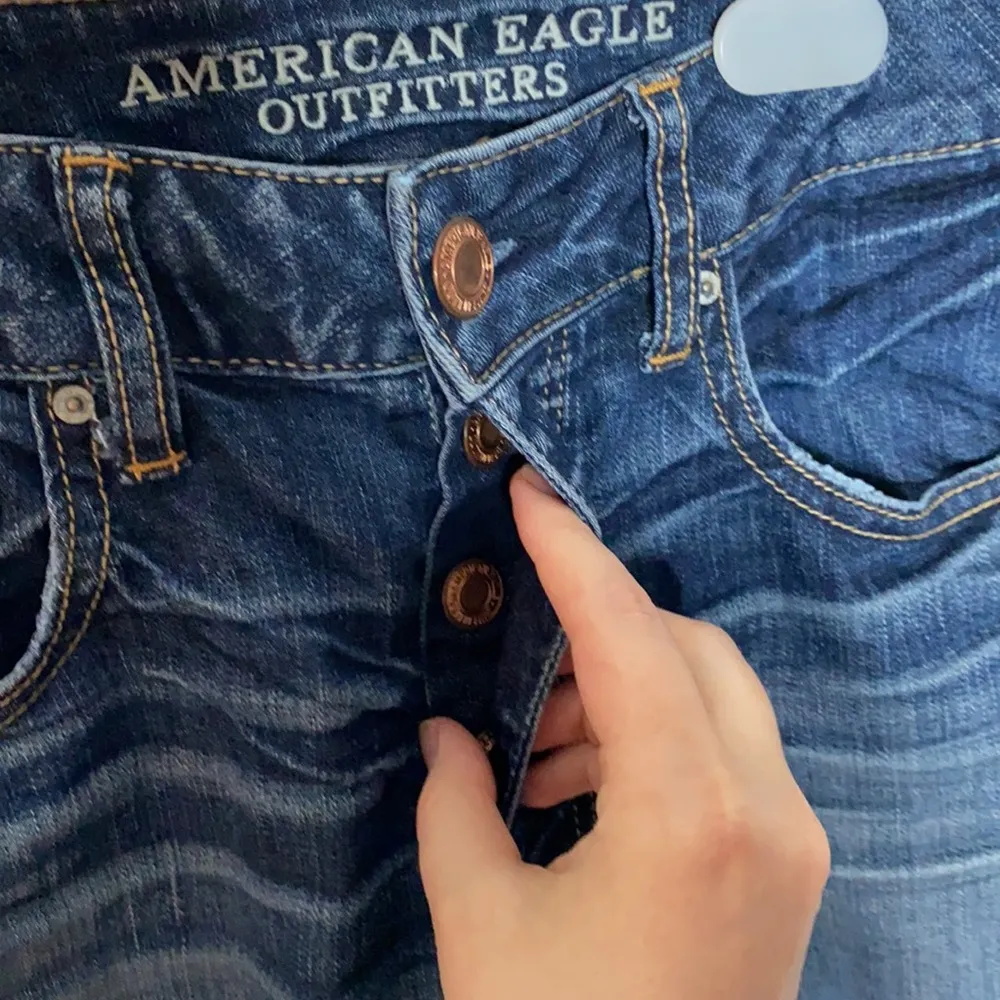 American Eagle outfitters Tomgirl distressed Jeans size 2 - Image 6