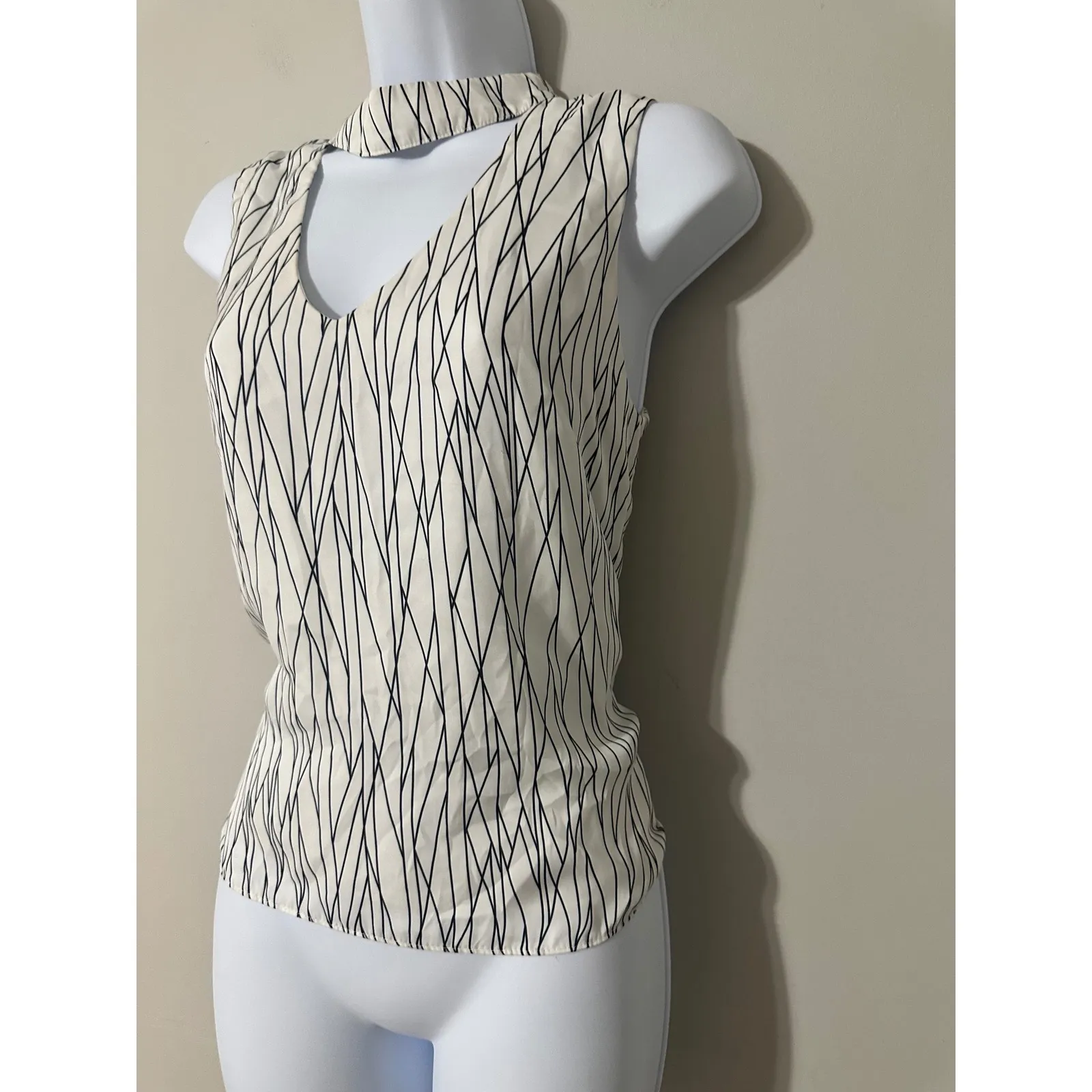 Waverly Grey Womens XS Sleeveless Choker Neck V Neck Geometric‎ Print Top White - Image 2